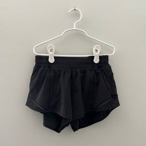 Lululemon black hotty hot 2.5” shorts